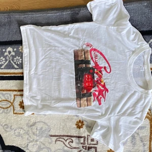 Vit t-shirt corteiz  - Vit t-shirt från corteiz  Perfekt för dig som gillar streetstyle och unika prints. 