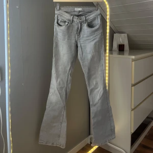 Ljusgrå bootcut jeans från Gina Tricot - Snygga ljusgrå jeans från Gina Tricot, modell Perfect Jeans. De har bootcut-ben, klassisk femficksdesign och är tillverkade i mjukt jeanstyg.