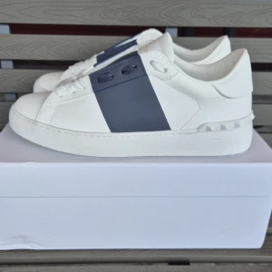 Valentino open - Helt nya Valentino opens, i färgen navy. Endast testade. Box, dustbag och mer medföljer vid köp. Storlek 41.