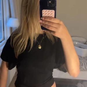 Svart Nelly topp - Nellys svarta tröjor som sitter tajtare runt midjan💕💕💕🥹 säljer för den är då för liten 