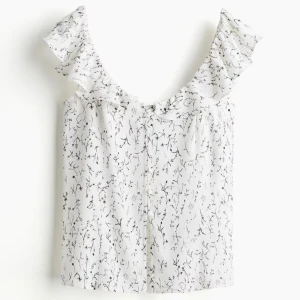 Vit blommig topp - Supersöt vit blus med små svarta blommor och volangärmar, oanvänd från H&M ☀️               