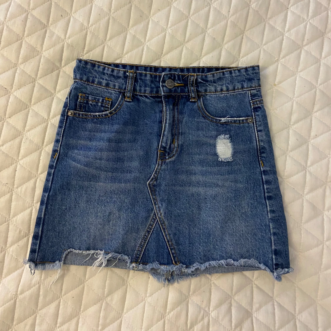 Blå jeanskjol från UNIQ dnm