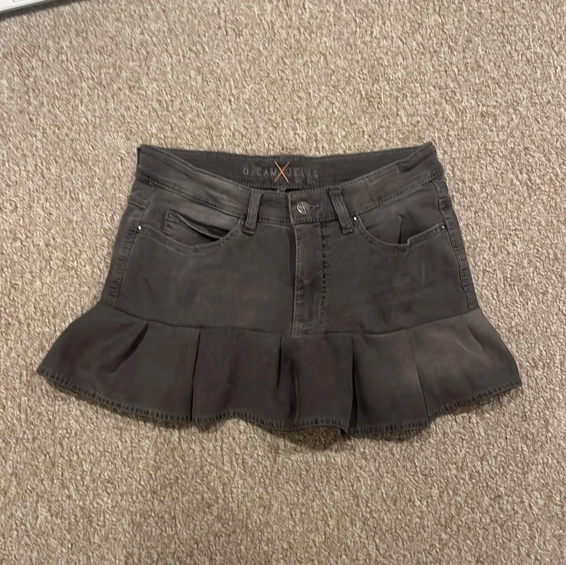 Svart jeanskjol med volang 