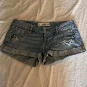 Blå jeansshorts från Hollister - Säljer skit snygga blåa jeansshorts från Hollister. Säljer för att de är för stora för mig. Shortsen är i hyfsat bra skick (lite tecken på användning)! Midjemåttet: 43cm. Hör av er vid frågor och funderingar💓