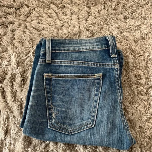 Blåa replay jeans  - Supersnygga blåa replay jeans som tyvärr är försmå för mig. 