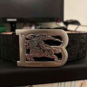 Burbery bälte  - Svart med silver logan storlek 110cm