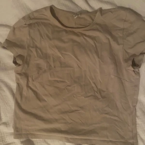 Beige t-shirt från NLY Trend - Enkel och stilren beige t-shirt från NLY Trend i storlek M. 
