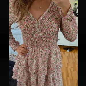 Zara klänning - Supersöt kortklänning med rosa och grönt blommönster på vit botten. Sömmen har gått upp på ett ställe i ryggen men syns inte när man har på sig den, skriv så skickar jag bild😊 använd 3 gånger 