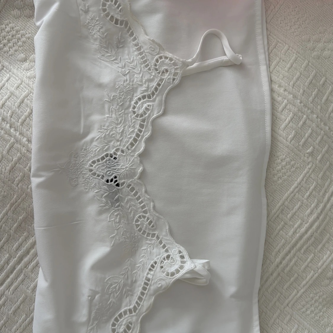Vit linnetopp med spetsdetaljer - 2