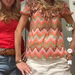 Missoni liknande blus - Säljer en missoni liknanade blus/topp med gulddetaljer i sömmarna. Använd en gång så i super bra skick.  Köpt i Paris från det franska märket Naf Naf🤩 passar xs/s! hör av er vid frågor och intresse