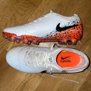 NIKE TIEMPO LEGEND 10 ELITE FG - Storlek 40, jätte god skick endast använts ett par gånger, priset kan diskuteras.