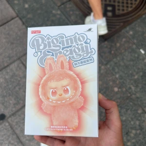 Labubu - Samlarbox från Pop Mart med söta, färgglada figurer i kanindräkt – varje box är en överraskning! Perfekt för dig som gillar unika samlarprylar och vill dekorera ditt rum med något coolt och lekfullt. 