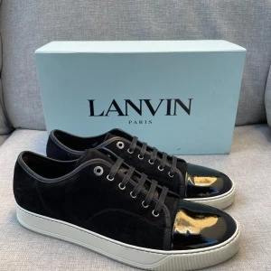 Lanvin skor (nyskick) - Hej! Vi säljer nu dessa riktigt schyssta Lanvin skor i nytt skick! Begränsat antal box och dustbags. Vi rekommenderar att gå ner en storlek. Hör av dig vid frågor! 