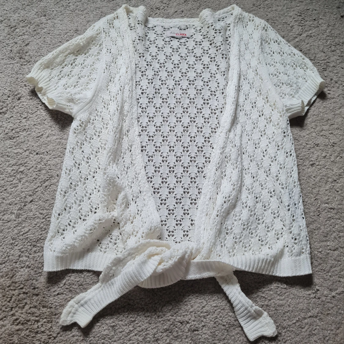 Vit stickad kofta med knyt från Claina - 1
