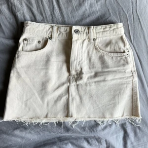 Jeanskjol  - Snygg jeanskjol ifrån Zara❣️använd en gång 
