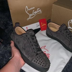 Christian Louboutin svarta mockasneakers - Tja säljer nu ett par feta Christian loubutins som jag nu inte använder längre. Skicket på skorna är 7/10 på grund av att dom är pytte lite nerslipade på sulan, knapparna på sidan har åkt av och att en av spikarna är inte riktigt på rätt. Du får med box, dustbag och en påse. Skriv om du har frågor!✌🏽🙌🏻