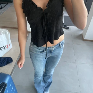 Svart croppad linnetopp från SHEIN - Svart croppad linnetopp från SHEIN. Sitter snyggt och är enkel att matcha med jeans eller kjol. Aldrig använd samt pris kan diskuteras!