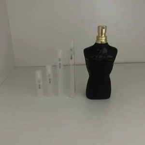 Jean Paul Gaultier Le Male Le Parfum 5 ml - Säljer sample av Jean Paul Gaultier Le Male Le Parfum. Skriv gärna vid intresse av att köpa!. Perfekt för dig som vill testa olika dofter innan du köper en fullstor flaska. 5% rabatt vid köp av bundle/minst 2 varor. 