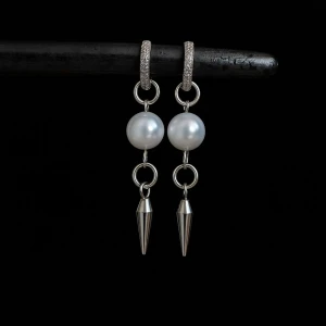 Silverörhängen med pärlor och spikes - Coola örhängen i silverfärg med gnistrande hoops, stora vita pärlor och spetsiga spikes längst ner. Kombinationen av klassiska pärlor och edgy detaljer ger en unik och trendig look. Ej nickel eller rostfritt! 