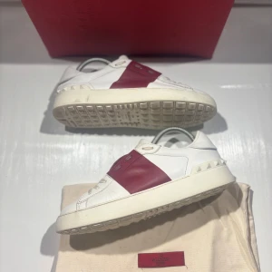 Valentino Opens - Hej! Säljer nu mina skor från märket Valentino, storlek 37 bra skick, allt på bilden ingår. Tveka inte på att höra av dig om du har frågor eller funderingar kring skorna! 