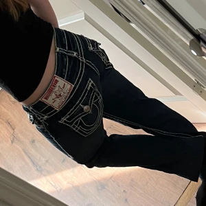 True Religion jeans med vita sömmar - Säljs för bra pris ge gärna prisförslag! De är uppsydda men går såklart o sprättas upp! 