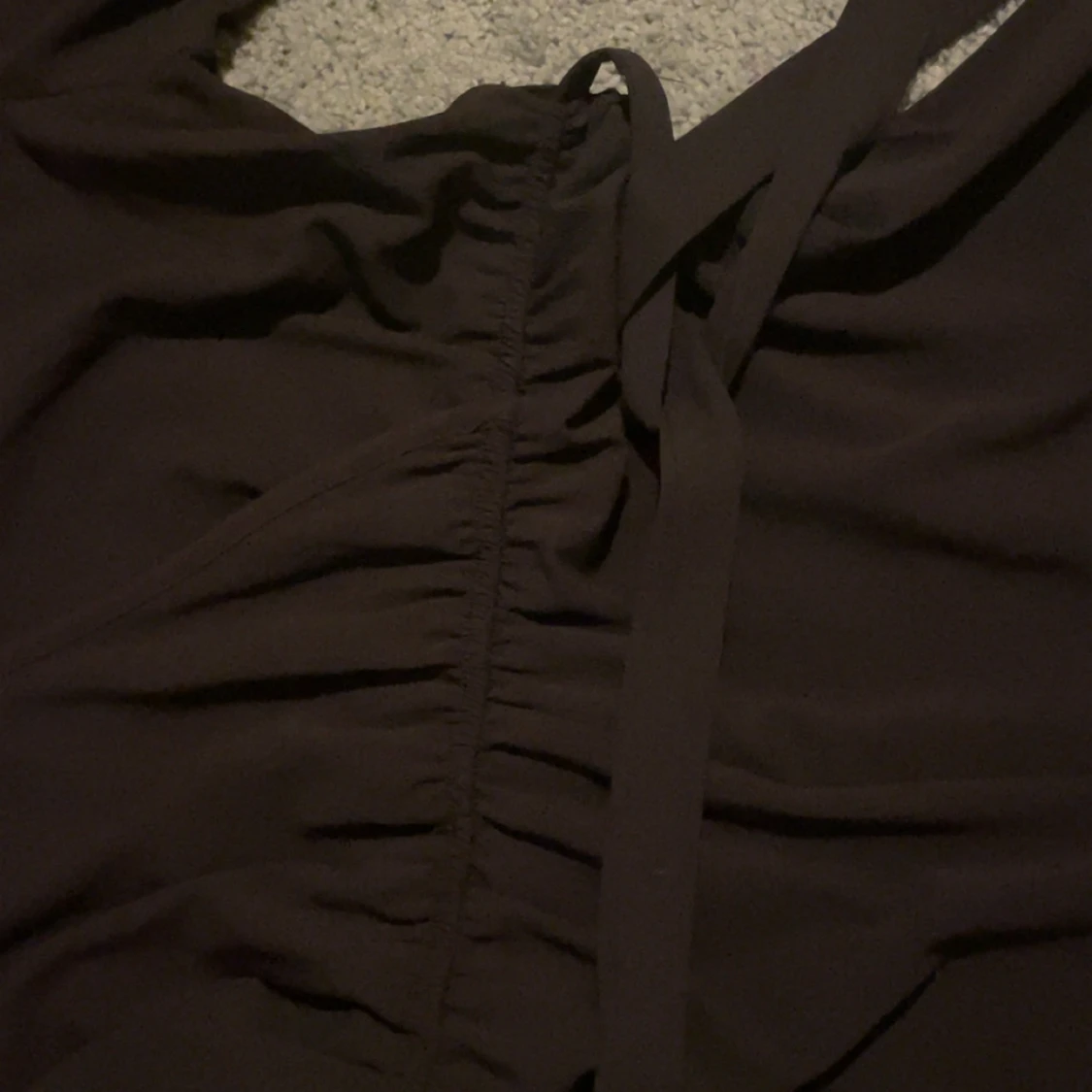 Svart omlott playsuit med volangärm - 4