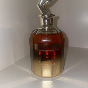 Scandal parfym från Jean Paul Gaultier - Scandal parfym i en cool flaska med guld och bronsfärgade toner och en unik kork formad som ett par ben. Flaskan har en lyxig känsla och är perfekt för dig som gillar statement-dofter och snygg design på parfymhyllan.