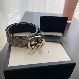 Gucci bälte - Säljer mitt Gucci bälte i modellen beige ebon som jag har köpt i Gucci butiken i Köpenhamn. Bältet är knappt använt och är i storlek 75, skickar med alla tillbehör. 💖  