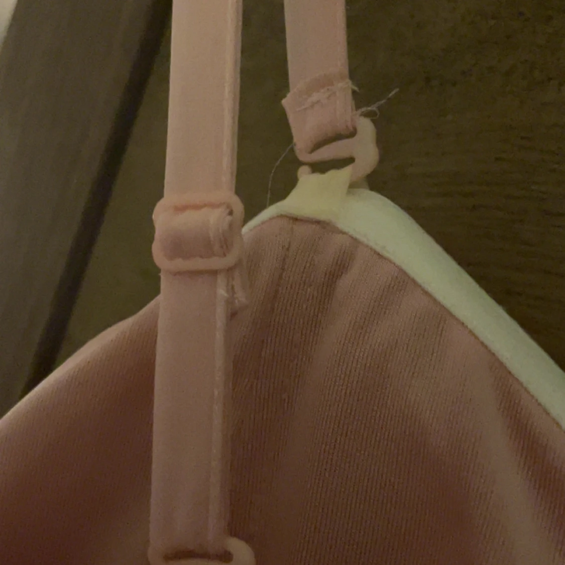 Ljusrosa långklänning med blomdetalj - 2