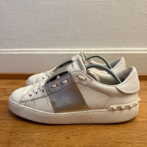 Valentino open sneakers - Säljer nu dessa fina valentino open skor | Fint skick | Storlek 39 | Kvitto och box ingår | Hör gärna av er vid frågor eller funderingar 