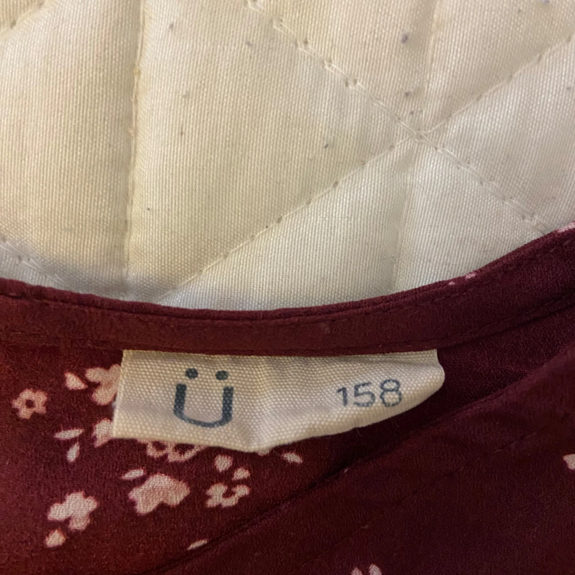 Vinröd blus med blommor i storlek 158 - 2