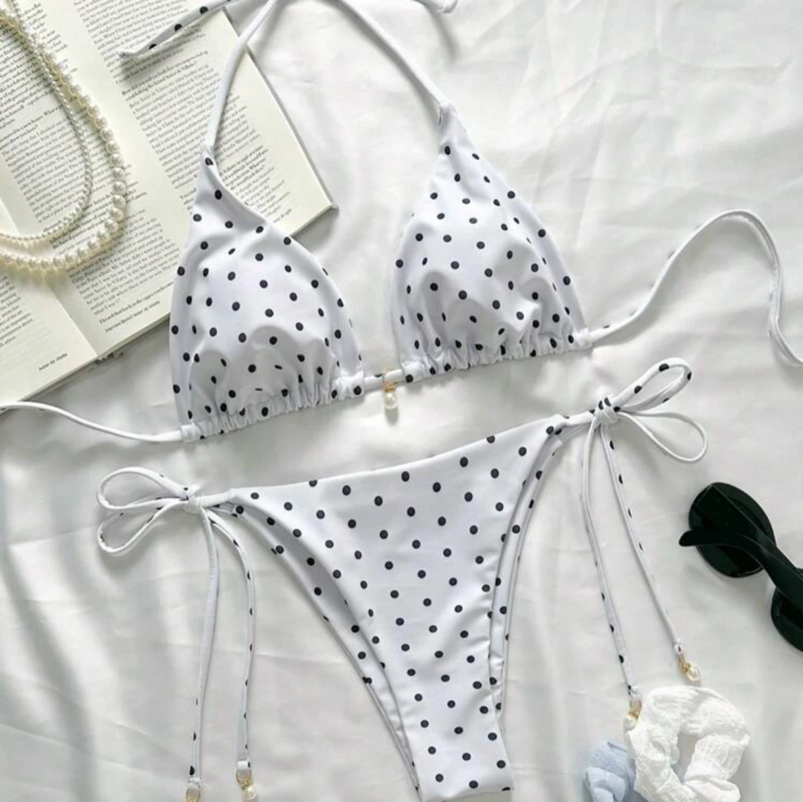 Vit prickig bikini med knyt