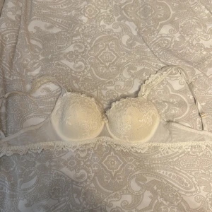 Vit spetsig bh från intimissimi - En jätte fin bh från intimissimi💕Har ni använts jättemycket för att den inte passar mig så bra. Om man har frågor så e det bara att skriva 😊