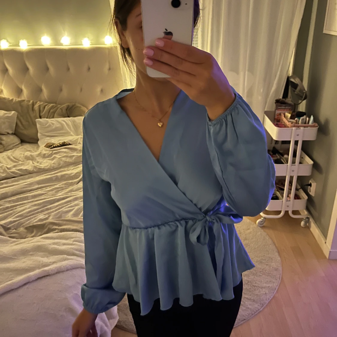 Ljusblå omlottblus med knyt - 1