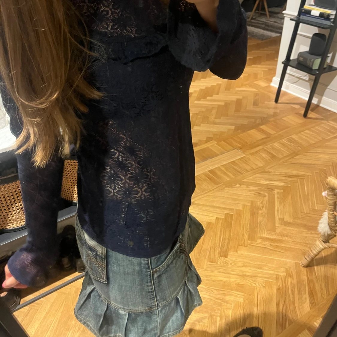 Mörkblå spetsblus med volang - 3