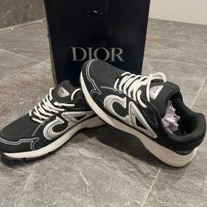 Dior B30 - Hej! Säljer nu mina sprillans nya Dior B30. Super fina och unika skor som passar alla outfits. Skorna är i storlek 43 och har aldrig använts. Skriv privat vid minsta lilla fundering!