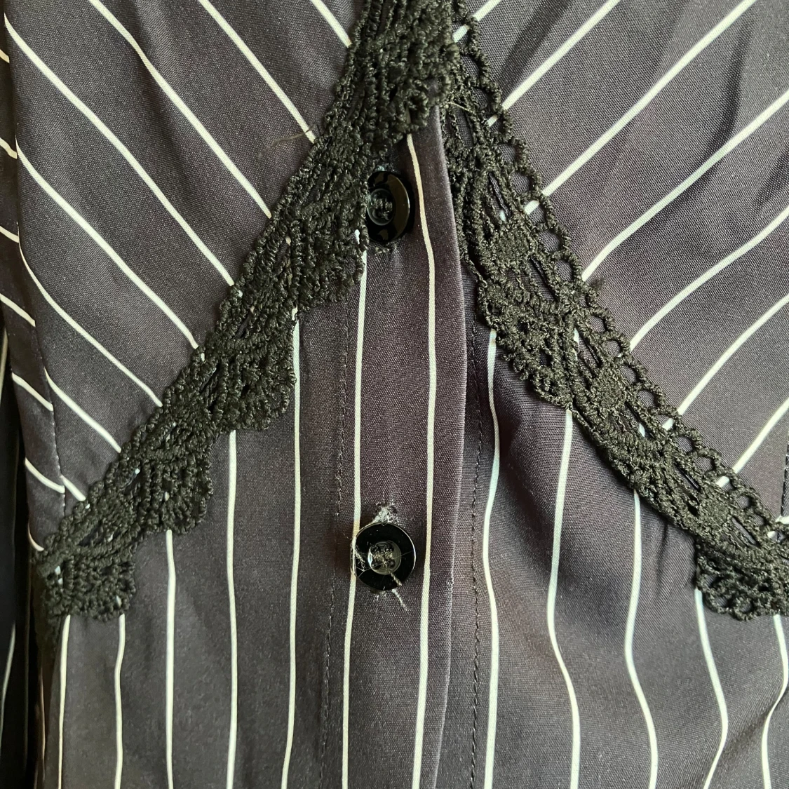 Svart randig skjorta med spetsdetaljer - 4