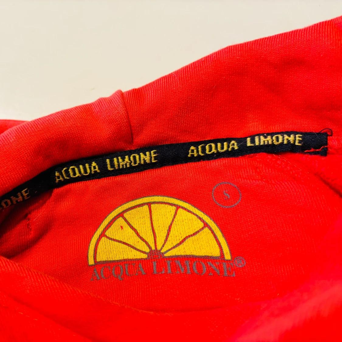 Röd hoodie från Acqua Limone - 2