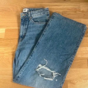 Jeans  - Jeans från lager 157. Använda men i bra skick. Dom är uppsydda så skriv för innerbenslängd. 💘