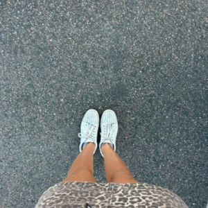 Vita Christian Louboutin sneakers med nitar - Säljer ett par vita sneakers från Christian Louboutin med coola silverfärgade nitar över hela skon och den klassiska röda sulan. Skorna har snörning och är tillverkade i skinn. Har kvitto samt skolåda, dustbag, färg till sulan. Kan tänka mig att byta mot andra skor eller ev väska