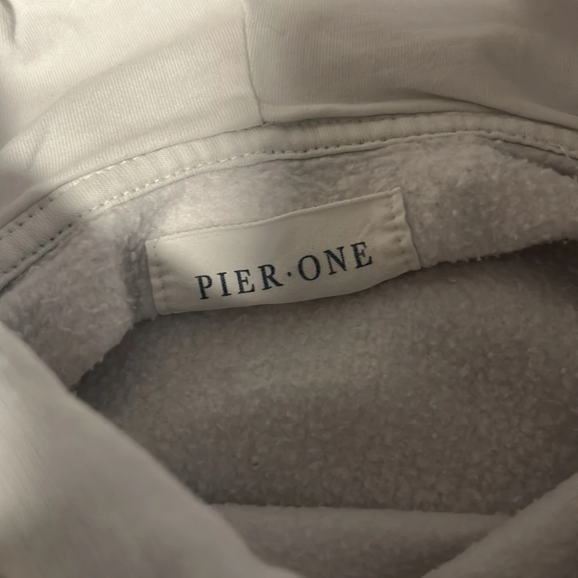 Vit hoodie från Pier One med tryck - 2