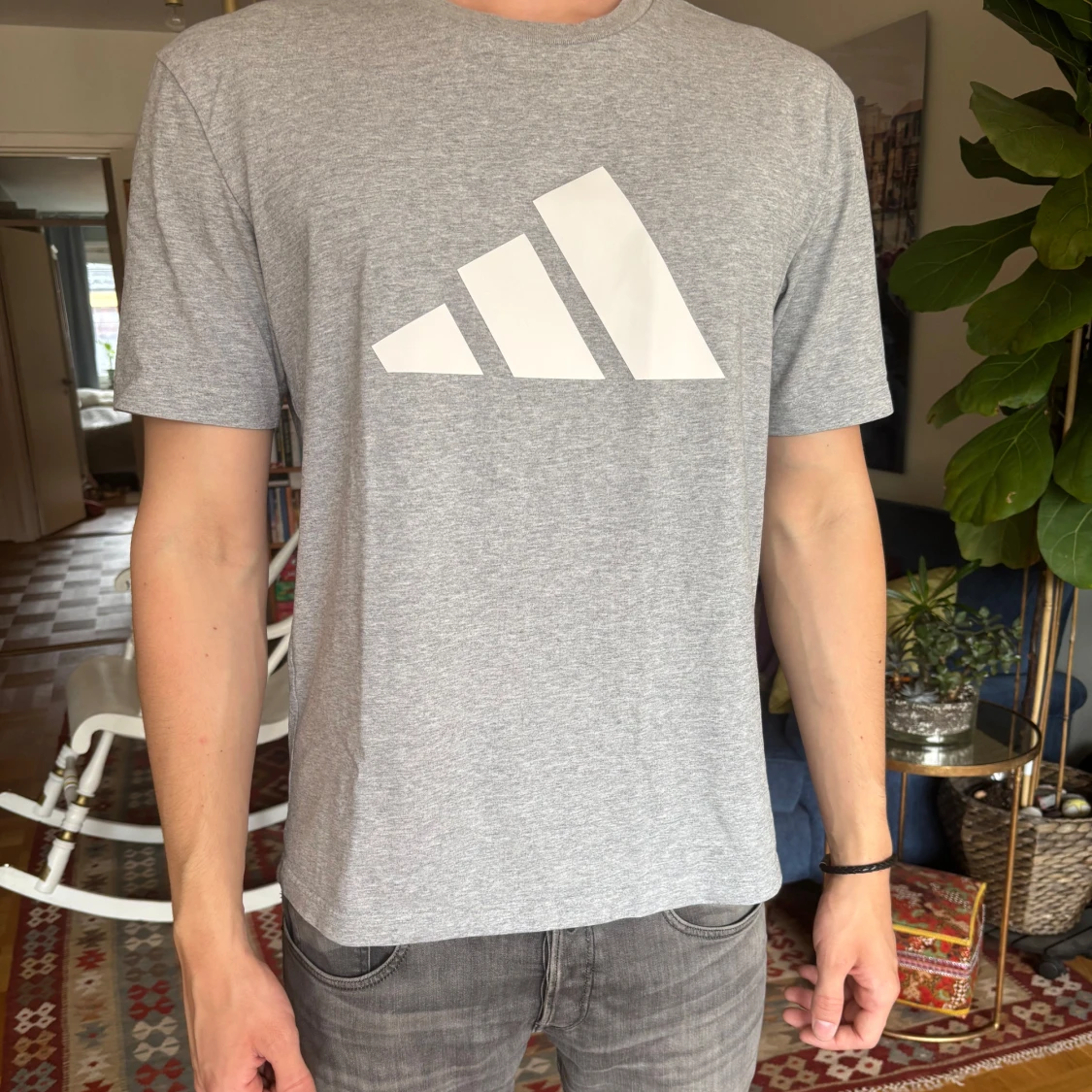 Grå Adidas t-shirt med stor logga