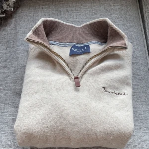 Beige stickad zip tröja Bondelid  - Snygg beige stickad tröja från Bondelid! Hör av er vid minsta frågor! Pris kan diskuteras!🍾🤗