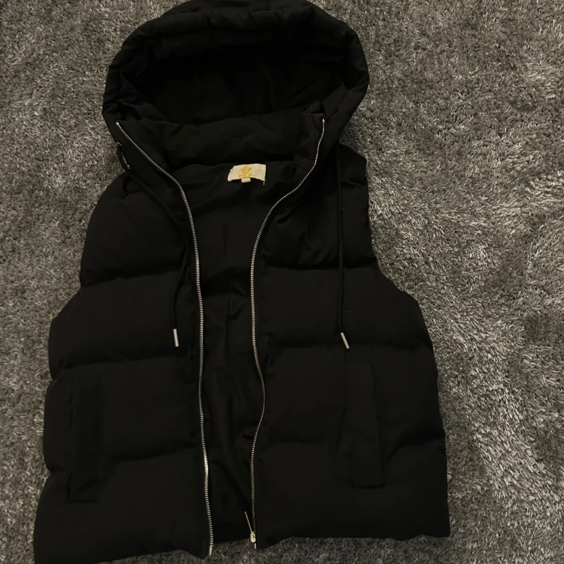 Svart väst med huva från Chelsea