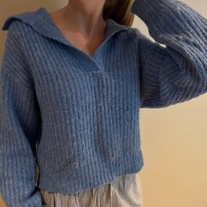 Blå stickad tröja med krage - Mysig blå stickad tröja med bred krage och v-ringning. Lite nopprig💗