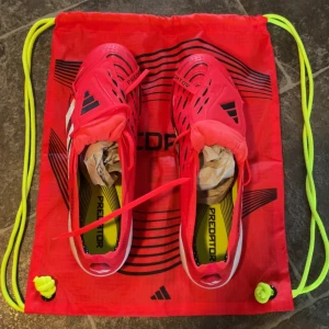 Adidas Predator rosa fotbollsskor - Elite, aldrig använda, storlek 44 2/3. Konstgräs dobbar. 