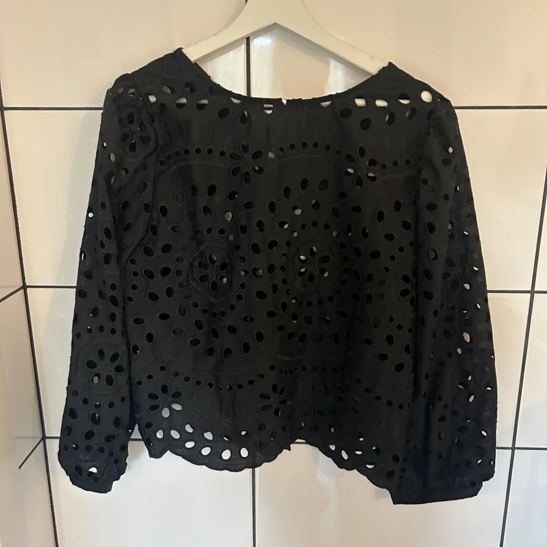 Svart blus med mönster - 2