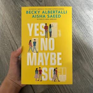 Yes No Maybe So - En charmig och modern berättelse om Jamie och Maya som oväntat möts genom politiskt engagemang. Med humor, vänskap och spirande romantik utforskar boken hur det är att navigera kärlek och identitet i dagens samhälle. Perfekt för unga vuxna som gillar samtida historier.