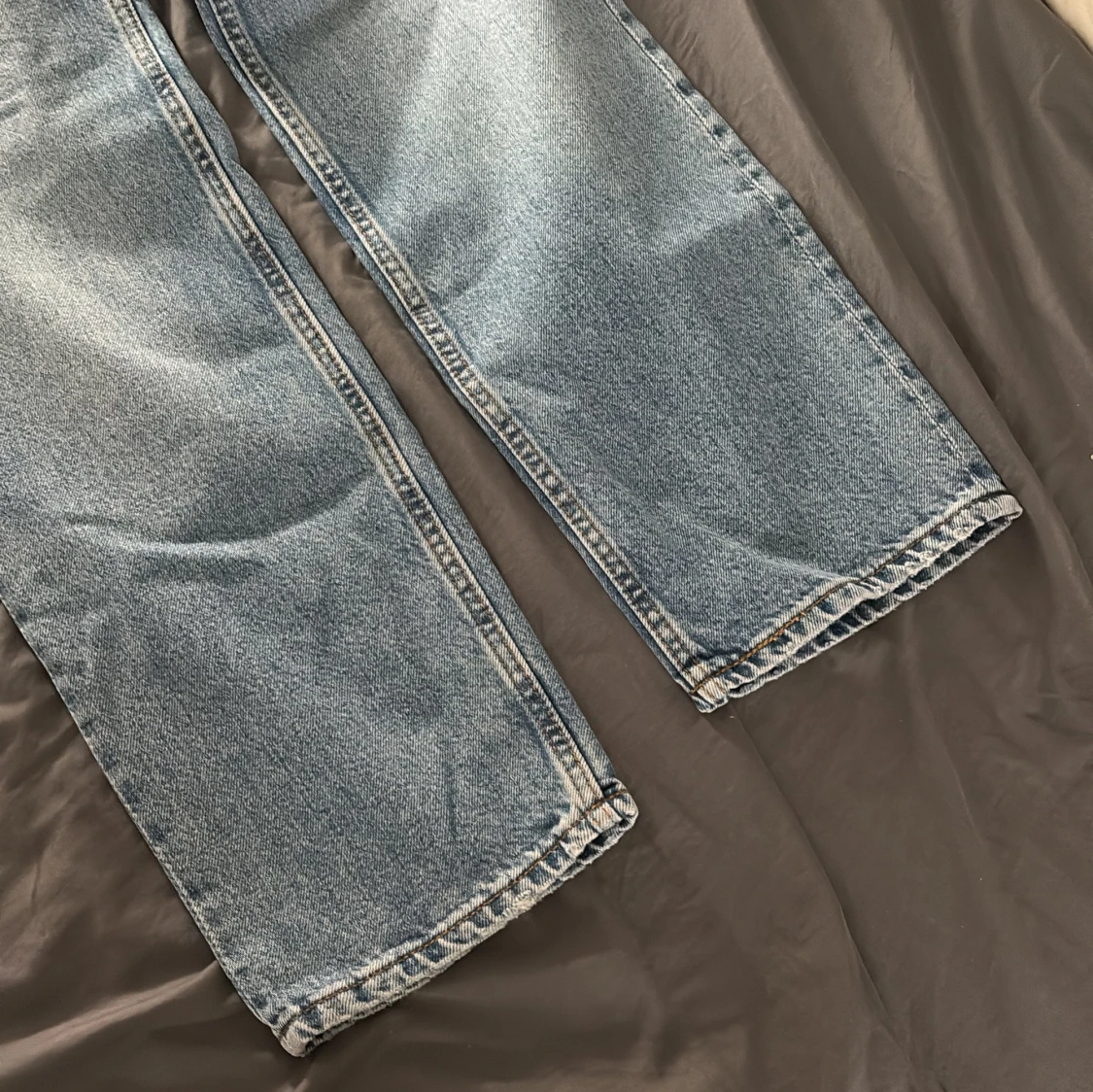 Low straight petite jeans i ljusblå denim - 3