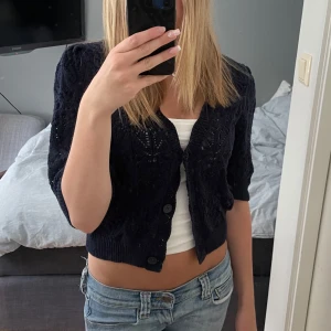 Mörkblå kofta med knappar - Säljer en snygg mörkblå kofta från Zara med stora knappar och ett fint stickat mönster. I storlek S. 💞